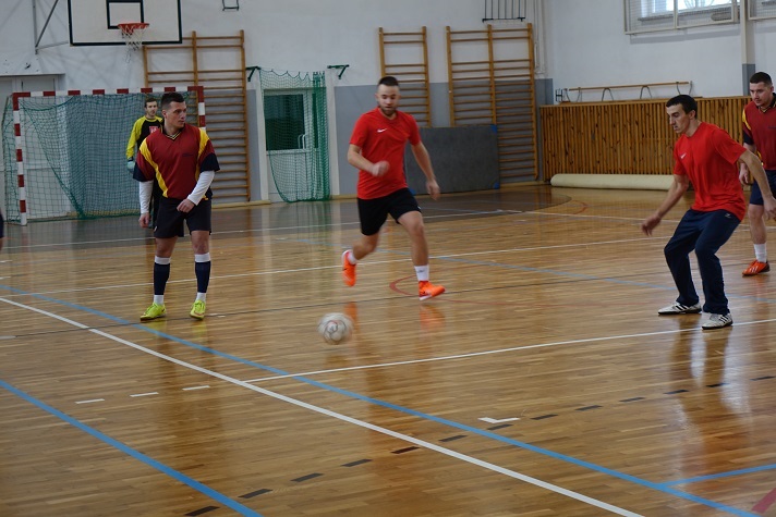 Turniej piłki halowej o puchar W&oacute;jta Gminy  Radwanice - relacja - zdjęcie 8