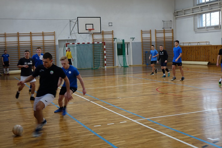 Turniej piłki halowej o puchar W&oacute;jta Gminy  Radwanice - relacja - zdjęcie 9