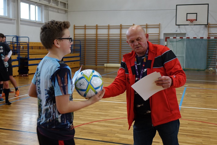 Turniej piłki halowej o puchar W&oacute;jta Gminy  Radwanice - relacja - zdjęcie 14