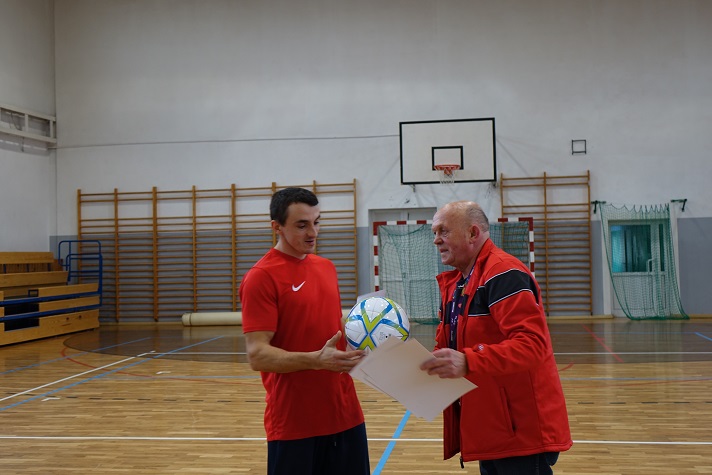 Turniej piłki halowej o puchar W&oacute;jta Gminy  Radwanice - relacja - zdjęcie 15