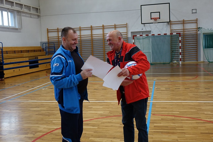 Turniej piłki halowej o puchar W&oacute;jta Gminy  Radwanice - relacja - zdjęcie 17