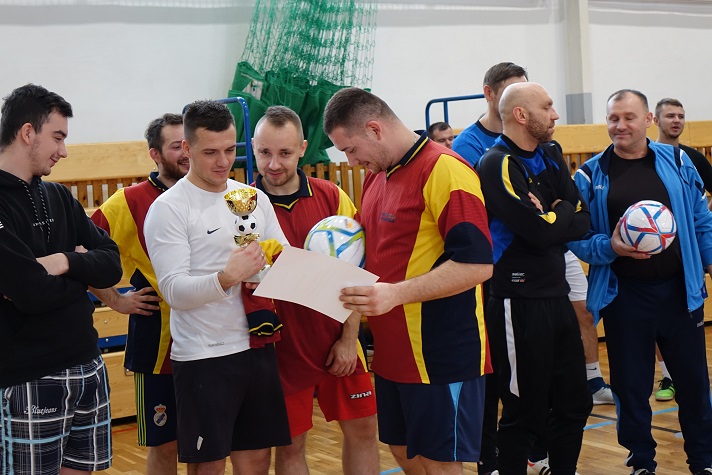 Turniej piłki halowej o puchar W&oacute;jta Gminy  Radwanice - relacja - zdjęcie 19