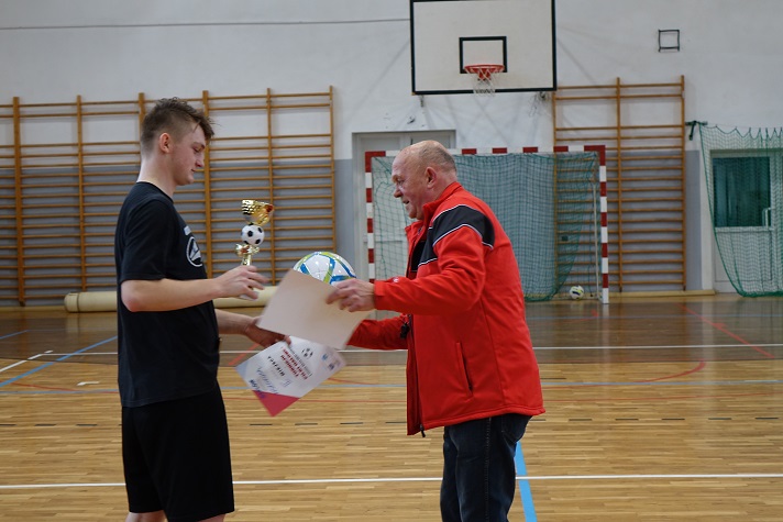 Turniej piłki halowej o puchar W&oacute;jta Gminy  Radwanice - relacja - zdjęcie 20