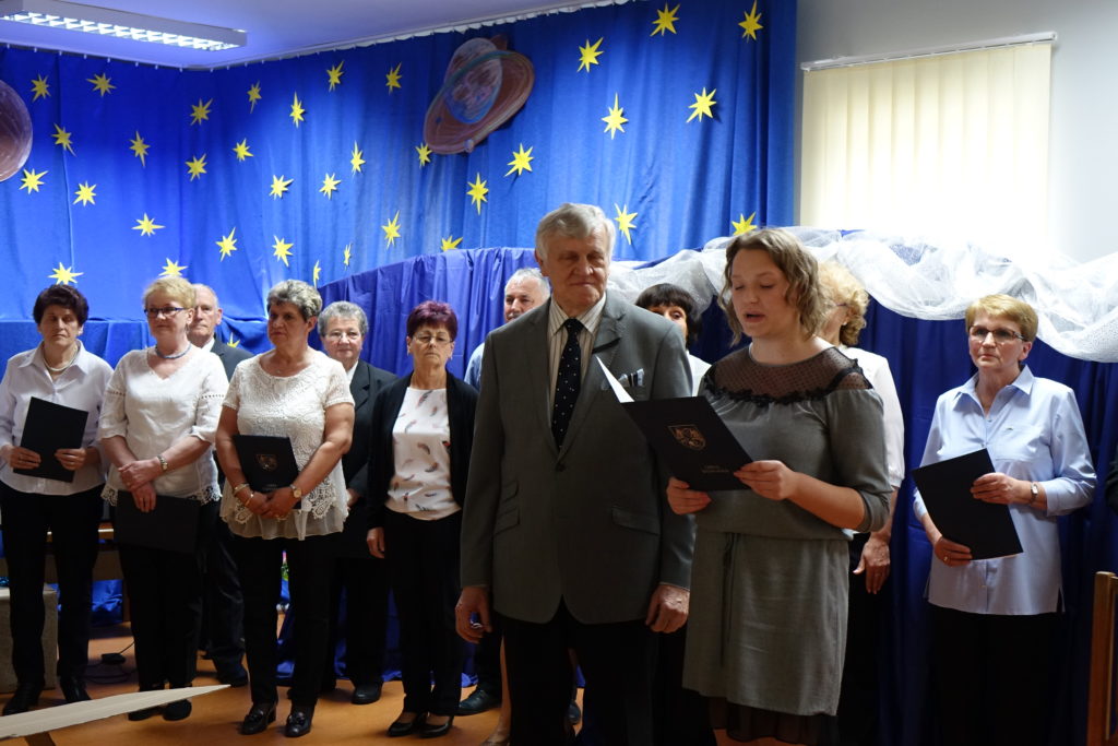 "Był sobie raz gdzieś pośr&oacute;d gwiazd Książę, co kochał R&oacute;żę, lecz młody był, opuścił ją, znęciły go podr&oacute;że..." - relacja ze spektaklu "Mały Książę" - zdjęcie 7