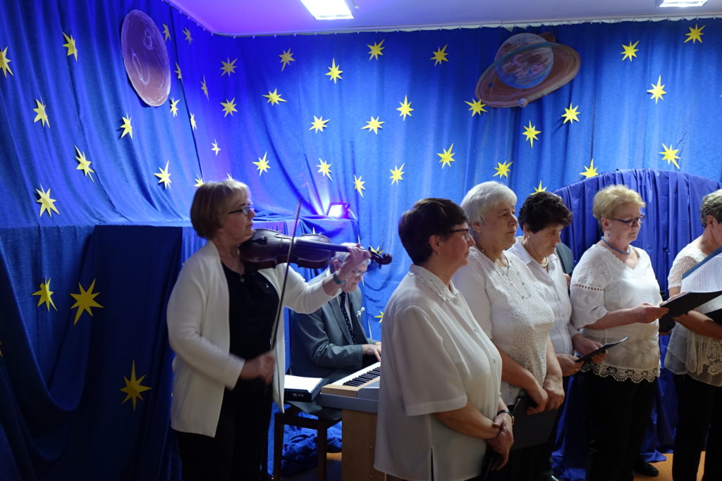 "Był sobie raz gdzieś pośr&oacute;d gwiazd Książę, co kochał R&oacute;żę, lecz młody był, opuścił ją, znęciły go podr&oacute;że..." - relacja ze spektaklu "Mały Książę" - zdjęcie 10