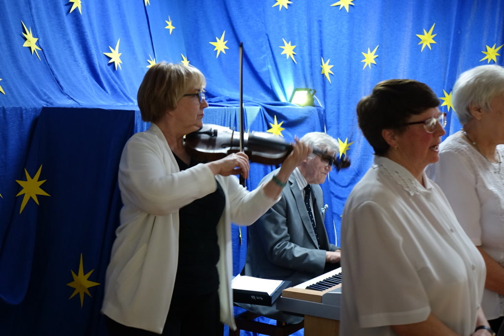 "Był sobie raz gdzieś pośr&oacute;d gwiazd Książę, co kochał R&oacute;żę, lecz młody był, opuścił ją, znęciły go podr&oacute;że..." - relacja ze spektaklu "Mały Książę" - zdjęcie 11