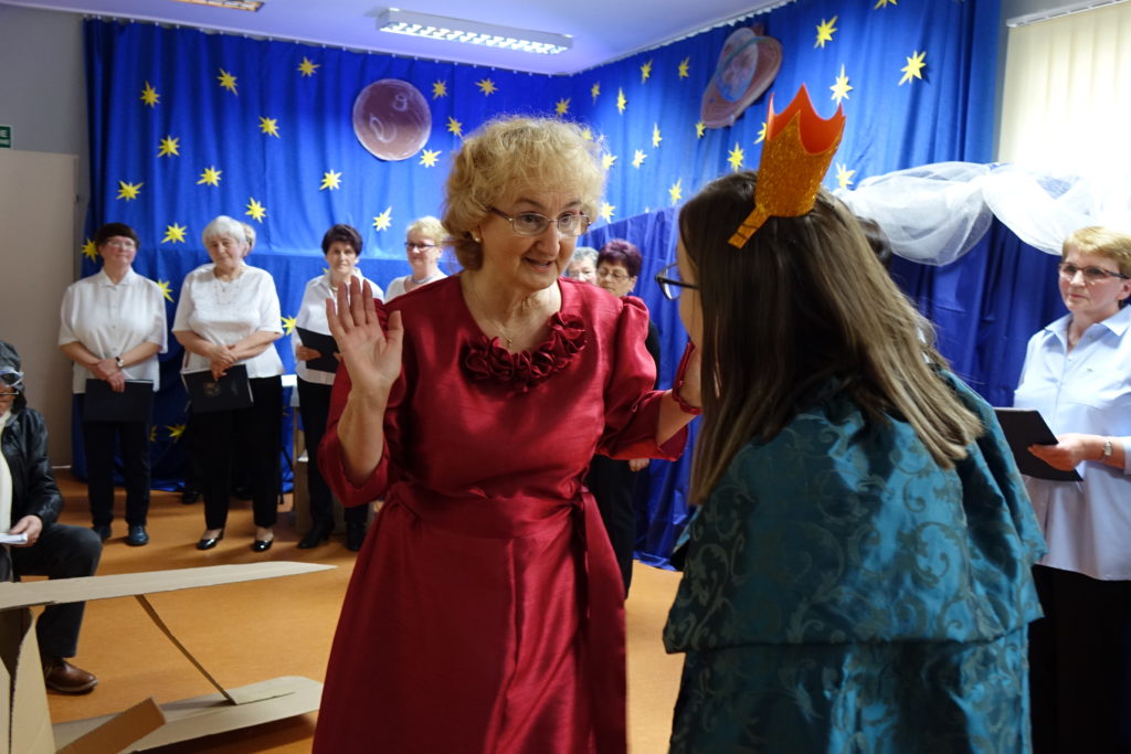 "Był sobie raz gdzieś pośr&oacute;d gwiazd Książę, co kochał R&oacute;żę, lecz młody był, opuścił ją, znęciły go podr&oacute;że..." - relacja ze spektaklu "Mały Książę" - zdjęcie 2