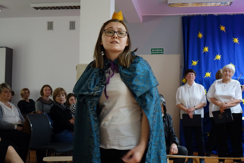 "Był sobie raz gdzieś pośr&oacute;d gwiazd Książę, co kochał R&oacute;żę, lecz młody był, opuścił ją, znęciły go podr&oacute;że..." - relacja ze spektaklu "Mały Książę" - zdjęcie 15