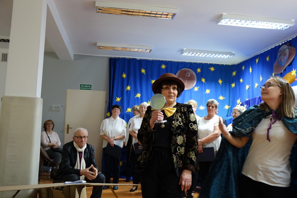 "Był sobie raz gdzieś pośr&oacute;d gwiazd Książę, co kochał R&oacute;żę, lecz młody był, opuścił ją, znęciły go podr&oacute;że..." - relacja ze spektaklu "Mały Książę" - zdjęcie 17