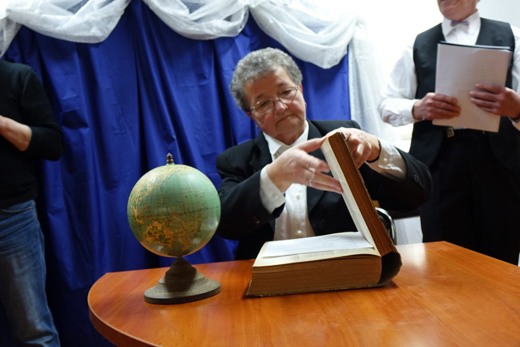 "Był sobie raz gdzieś pośr&oacute;d gwiazd Książę, co kochał R&oacute;żę, lecz młody był, opuścił ją, znęciły go podr&oacute;że..." - relacja ze spektaklu "Mały Książę" - zdjęcie 19