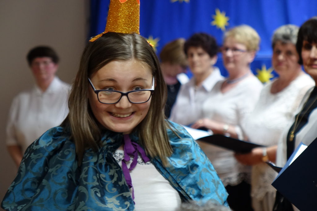 "Był sobie raz gdzieś pośr&oacute;d gwiazd Książę, co kochał R&oacute;żę, lecz młody był, opuścił ją, znęciły go podr&oacute;że..." - relacja ze spektaklu "Mały Książę" - zdjęcie 20