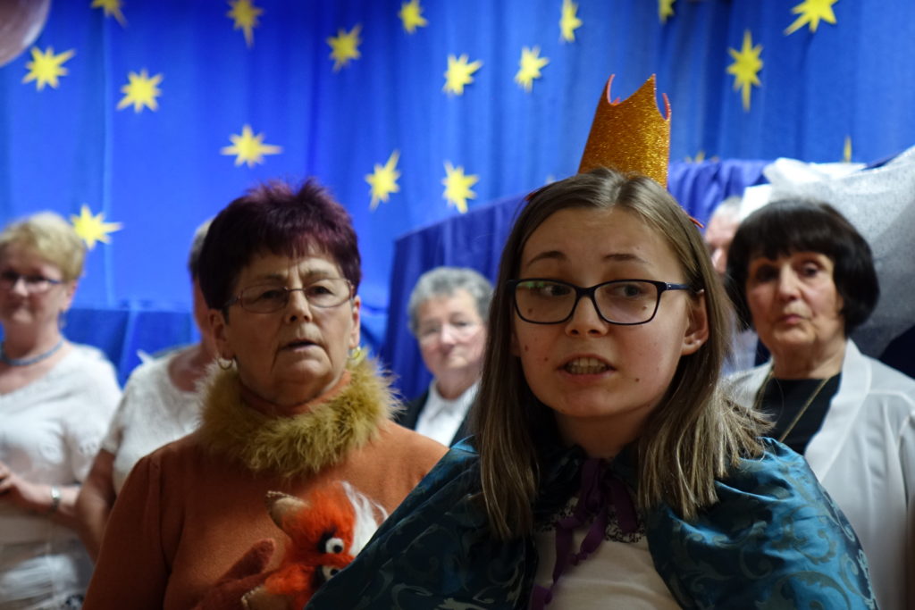 "Był sobie raz gdzieś pośr&oacute;d gwiazd Książę, co kochał R&oacute;żę, lecz młody był, opuścił ją, znęciły go podr&oacute;że..." - relacja ze spektaklu "Mały Książę" - zdjęcie 21