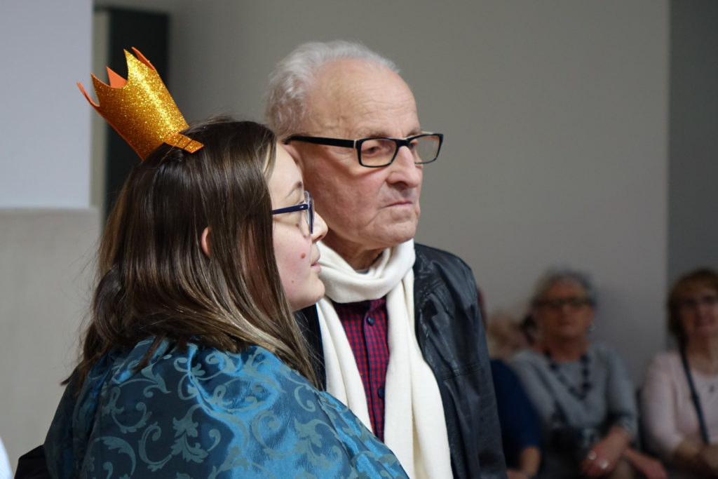 "Był sobie raz gdzieś pośr&oacute;d gwiazd Książę, co kochał R&oacute;żę, lecz młody był, opuścił ją, znęciły go podr&oacute;że..." - relacja ze spektaklu "Mały Książę" - zdjęcie 22