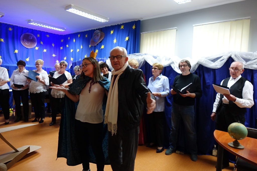 "Był sobie raz gdzieś pośr&oacute;d gwiazd Książę, co kochał R&oacute;żę, lecz młody był, opuścił ją, znęciły go podr&oacute;że..." - relacja ze spektaklu "Mały Książę" - zdjęcie 3