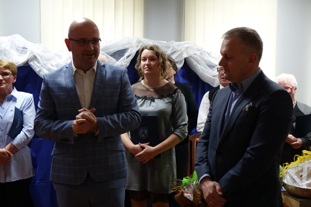 "Był sobie raz gdzieś pośr&oacute;d gwiazd Książę, co kochał R&oacute;żę, lecz młody był, opuścił ją, znęciły go podr&oacute;że..." - relacja ze spektaklu "Mały Książę" - zdjęcie 28