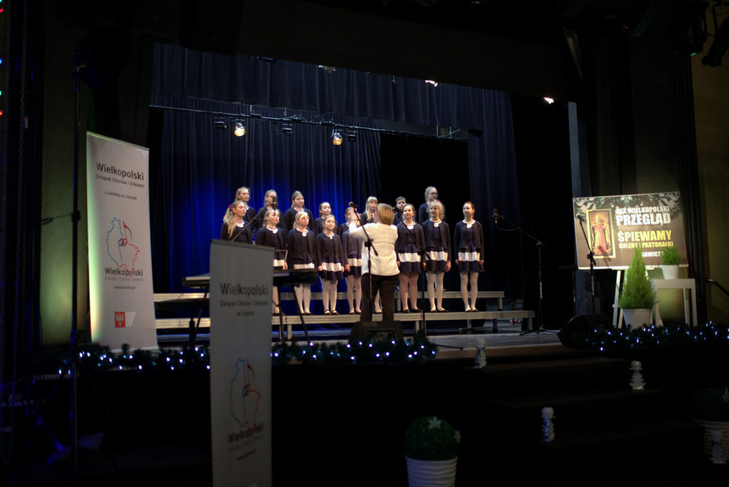 Ch&oacute;r "Rybałci" z kolędą w Rawiczu -...

</div>


<!--  KONIEC properContentArt     -->
</div>

	
<p class="readmore">
			<a class="btn" href="/index.php/14-aktualnosci/253-chor-rybalci-z-koleda-w-rawiczu" itemprop="url" aria-label="Czytaj więcej:  Chór "Rybałci" z kolędą w Rawiczu">
			<span class="icon-chevron-right" aria-hidden="true"></span> 
			Czytaj więcej: 			Chór "Rybałci" z kolędą w Rawiczu		</a>
	</p>



</div>		</div>
					<div class="leading-3 clearfix"
			itemprop="blogPost" itemscope itemtype="https://schema.org/BlogPosting">
			
<div class="totalWrapCalosci">


	<h2 class="item-title" itemprop="headline">
			<a href="/index.php/14-aktualnosci/254-szopka-swiateczna-w-radwanicach" itemprop="url">
			"Szopka Świąteczna" w Radwanicach		</a>
		</h2>


	
<div class="icons">
  					
	</div>



			<dl class="article-info muted">

		
			<dt class="article-info-term">
									Szczegóły							</dt>

			
			
			
			
			
		
												<dd class="create">
					<span class="icon-calendar" aria-hidden="true"></span>
					<time datetime="2020-01-16T12:36:01+00:00" itemprop="dateCreated">
						Utworzono: 16 styczeń 2020					</time>
			</dd>			
			
						</dl>
	
<div class="properContentArt">

	
	<div class="imgintroBlk">		<div class="pull-right item-image">
			<a href="/index.php/component/content/article/14-aktualnosci/254-szopka-swiateczna-w-radwanicach?Itemid=101"><img
			 src="/images/uploads/2020/01/relacja-.jpg" alt="Ilustracja wprowadzenia: "Szopka Świąteczna" w Radwanicach" itemprop="thumbnailUrl"/></a>
		</div>
</div>


<div class="featTextBlock">

<html><body><!-- /wp:image --><!-- wp:paragraph --><p class="content_elem"> W dniu 11 grudnia 2019 rok  odbył się wyjątkowy spektakl w wykonaniu grupy  artystycznej z Klubu Seniora "OPTYMIŚCI" z Radwanic. Program został  przygotowany we wsp&oacute;łpracy z Ambasadą Stan&oacute;w Zjednoczonych w Polsce.  Reżyserem spektaklu była Pani Olga Kopcza, instruktorem muzycznym Pani  Aleksandra Strama a pomysłodawcą i koordynatorem spotkania w GOK w  Radwanicach Pani Rozalia Rzepka. Licznie zgromadzona widownia nagrodziła  aktor&oacute;w owacjami na stojąco. Spektaklowi towarzyszył kiermasz  rękodzieła bożonarodzeniowego oraz słodki poczęstunek przygotowany m.in.  przez Stowarzyszenie "Pomagamy Razem".  Nie zabrakło r&oacute;wnież  podziękowań, wzruszeń i wsp&oacute;lnego kolędowania. </p><!-- /wp:paragraph --><!-- wp:paragraph --><p class="content_elem">W role aktorskie wcielili się: Mieczysław Olejnik, Barbara Guszała, Halina Lis, Alicja Babiarz, Jolanta Dembna, Zofia Mikoś, Ewa Hubisz, Marian Kobzda, J&oacute;zef Steciąg, Czesław Urbańczyk, Maria Kuminek, Urszula Paradowska, Marian Mikoś, Irena Kasprzak, Teresa Frankowska, Halina Wertepna, Ryszard Bryś oraz Bartosz Hejmej. </p><!-- /wp:paragraph --><!--...

</div>


<!--  KONIEC properContentArt     -->
</div>

	
<p class="readmore">
			<a class="btn" href="/index.php/14-aktualnosci/254-szopka-swiateczna-w-radwanicach" itemprop="url" aria-label="Czytaj więcej:  "Szopka Świąteczna" w Radwanicach">
			<span class="icon-chevron-right" aria-hidden="true"></span> 
			Czytaj więcej: 			"Szopka Świąteczna" w Radwanicach		</a>
	</p>



</div>		</div>
					<div class="leading-4 clearfix"
			itemprop="blogPost" itemscope itemtype="https://schema.org/BlogPosting">
			
<div class="totalWrapCalosci">


	<h2 class="item-title" itemprop="headline">
			<a href="/index.php/14-aktualnosci/255-spotkanie-z-mikolajem-za-nami" itemprop="url">
			Spotkanie z Mikołajem za nami		</a>
		</h2>


	
<div class="icons">
  					
	</div>



			<dl class="article-info muted">

		
			<dt class="article-info-term">
									Szczegóły							</dt>

			
			
			
			
			
		
												<dd class="create">
					<span class="icon-calendar" aria-hidden="true"></span>
					<time datetime="2020-01-16T11:36:02+00:00" itemprop="dateCreated">
						Utworzono: 16 styczeń 2020					</time>
			</dd>			
			
						</dl>
	
<div class="properContentArt">

	
	<div class="imgintroBlk">		<div class="pull-right item-image">
			<a href="/index.php/component/content/article/14-aktualnosci/255-spotkanie-z-mikolajem-za-nami?Itemid=101"><img
			 src="/images/uploads/2020/01/miko%C5%82aji-Gminne-relacja.jpg" alt="Ilustracja wprowadzenia: Spotkanie z Mikołajem za nami" itemprop="thumbnailUrl"/></a>
		</div>
</div>


<div class="featTextBlock">

<html><body><!-- /wp:image --><!-- wp:paragraph --><p class="content_elem"><br>Mikołajki  to jedno z najbardziej ukochanych i wyczekiwanych przez wszystkie  dzieci Świąt, w związku z czym dnia 13 grudnia 2019 r. w sali gimnastycznej Zespołu Szklono &ndash; Przedszkolnego odbyła się radosna zabawa dla dzieci z gminy Radwanice. Od godziny 16.30 wszyscy uczestnicy Mikołajek mogli skosztować ciasta i  napić się herbaty oraz kawy w kawiarence przygotowanej przez Towarzystwo  Przyjaci&oacute;ł Dzieci w Radwanicach.  Można było r&oacute;wnież zakupić ozdoby świąteczne wykonane własnoręcznie przez lokalnych tw&oacute;rc&oacute;w rękodzieła bożonarodzeniowego.  Wszystkim zebranym gościom życzenia świąteczne złożył Dyrektor Gminnego Ośrodka Kultury &ndash; Bartosz Hejmej. Widownia mogła podziwiać taneczne umiejętności Zespołu Frajda.  Każdy, kto przyszedł na imprezę nie wyszedł z pustymi rękami.  Dzieci hojnie obdarowywali prowadzący  mikołajki&nbsp;klauni  Ruphert i Rico, rozdając kilkaset lizak&oacute;w oraz świątecznych czapeczek. Ponadto widowisko uatrakcyjniły: świąteczna scenografia, deszcz świecących confetti  imitujących...

</div>


<!--  KONIEC properContentArt     -->
</div>

	
<p class="readmore">
			<a class="btn" href="/index.php/14-aktualnosci/255-spotkanie-z-mikolajem-za-nami" itemprop="url" aria-label="Czytaj więcej:  Spotkanie z Mikołajem za nami">
			<span class="icon-chevron-right" aria-hidden="true"></span> 
			Czytaj więcej: 			Spotkanie z Mikołajem za nami		</a>
	</p>



</div>		</div>
			</div>


	<div class="pagination">

					<p class="counter pull-right">
				Strona 29 z 55			</p>
						<ul>
	<li class="pagination-start"><a title="start" href="/index.php?page_id=204&start=0" class="hasTooltip pagenav">start</a></li>
	<li class="pagination-prev"><a title="Poprzedni artykuł" href="/index.php?page_id=204&start=135" class="hasTooltip pagenav">Poprzedni artykuł</a></li>
			<li><a href="/index.php?page_id=204&start=115" class="pagenav">24</a></li>			<li><a href="/index.php?page_id=204&start=120" class="pagenav">25</a></li>			<li><a href="/index.php?page_id=204&start=125" class="pagenav">26</a></li>			<li><a href="/index.php?page_id=204&start=130" class="pagenav">27</a></li>			<li><a href="/index.php?page_id=204&start=135" class="pagenav">28</a></li>			<li><span class="pagenav">29</span></li>			<li><a href="/index.php?page_id=204&start=145" class="pagenav">30</a></li>			<li><a href="/index.php?page_id=204&start=150" class="pagenav">31</a></li>			<li><a href="/index.php?page_id=204&start=155" class="pagenav">32</a></li>			<li><a href="/index.php?page_id=204&start=160" class="pagenav">33</a></li>		<li class="pagination-next"><a title="Następny artykuł" href="/index.php?page_id=204&start=145" class="hasTooltip pagenav">Następny artykuł</a></li>
	<li class="pagination-end"><a title="koniec" href="/index.php?page_id=204&start=270" class="hasTooltip pagenav">koniec</a></li>
</ul>
	</div>

</div>
<script type="text/javascript">
    Waves.attach(